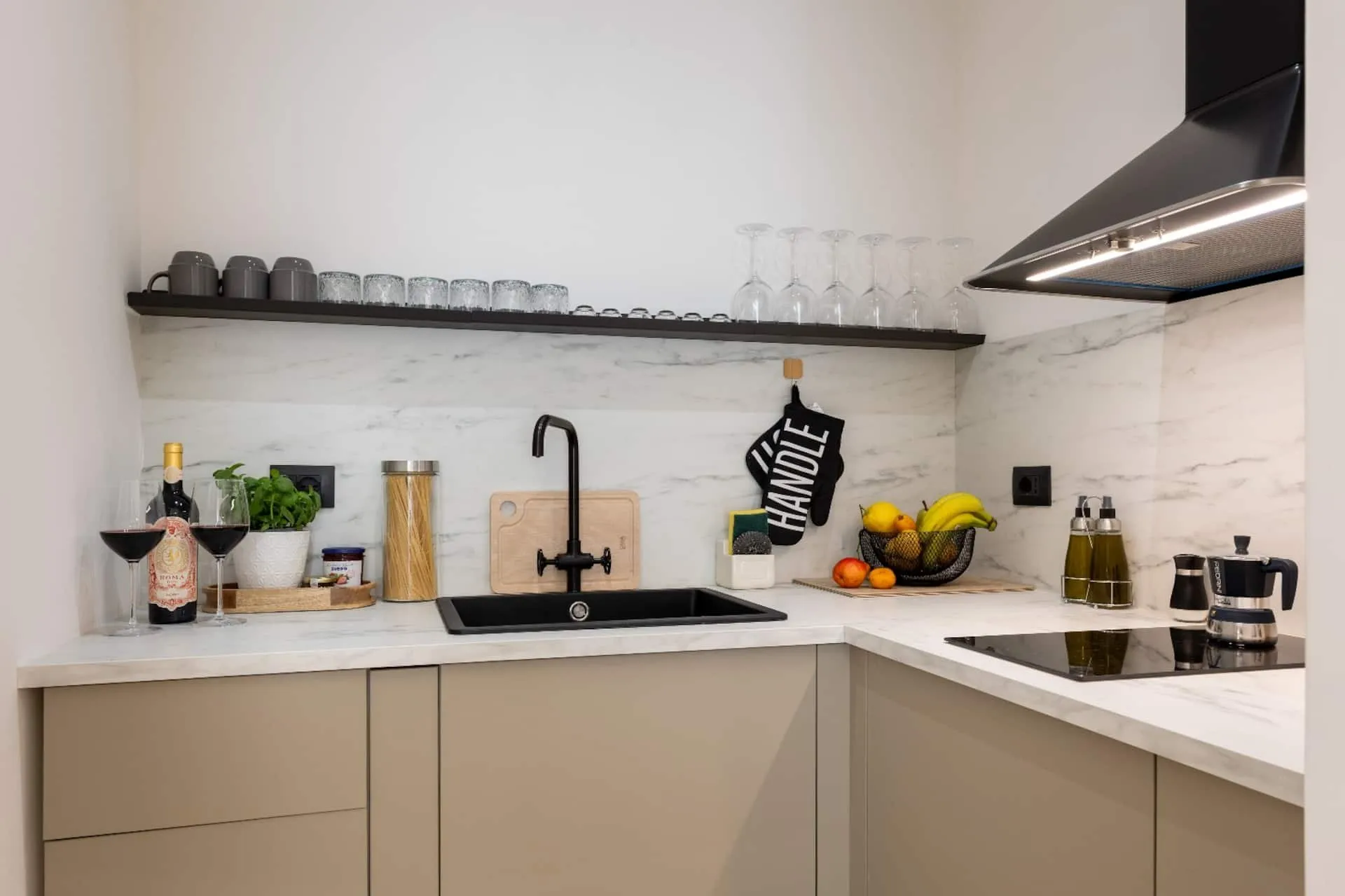 Cucina ad angolo color tortora con lavello nero e mensole aperte