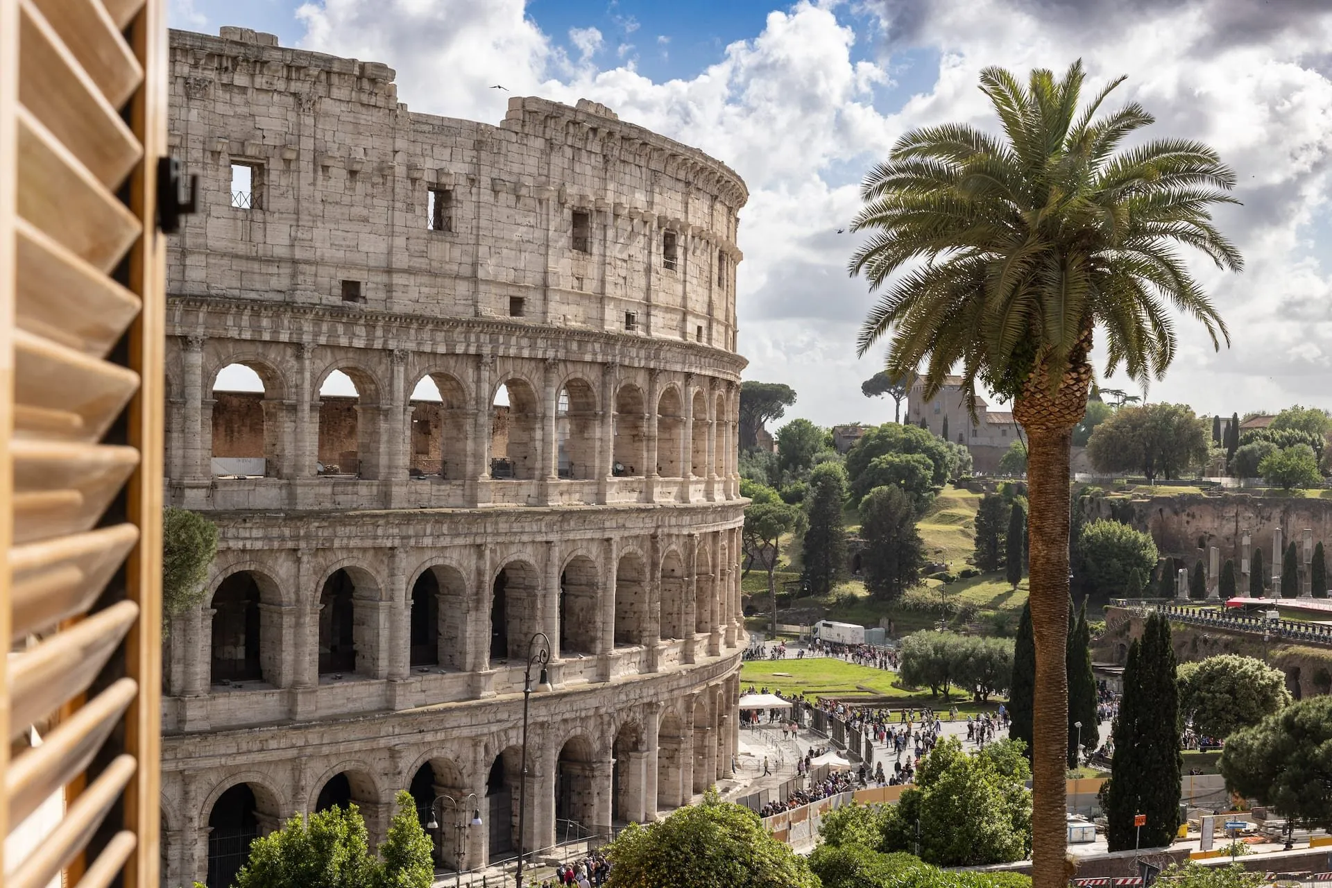 Il Colosseo visto dalla finestra, fra le persiane di legno