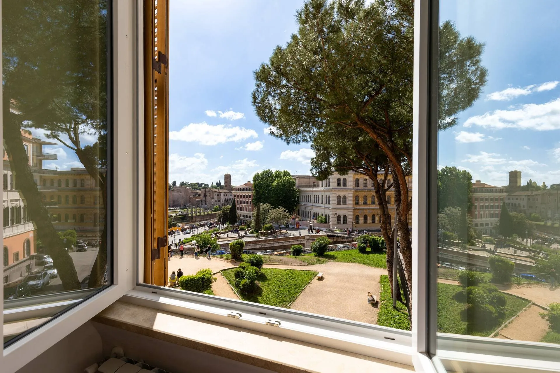 Finestra aperta sui giardini e sui pini davanti al Colosseo