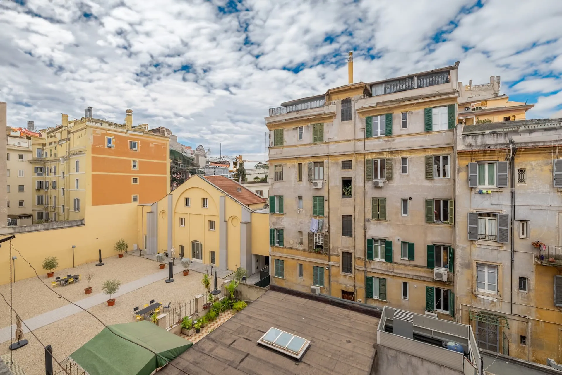 Vista dalla finestra su un cortile e sulle facciate dei palazzi intorno