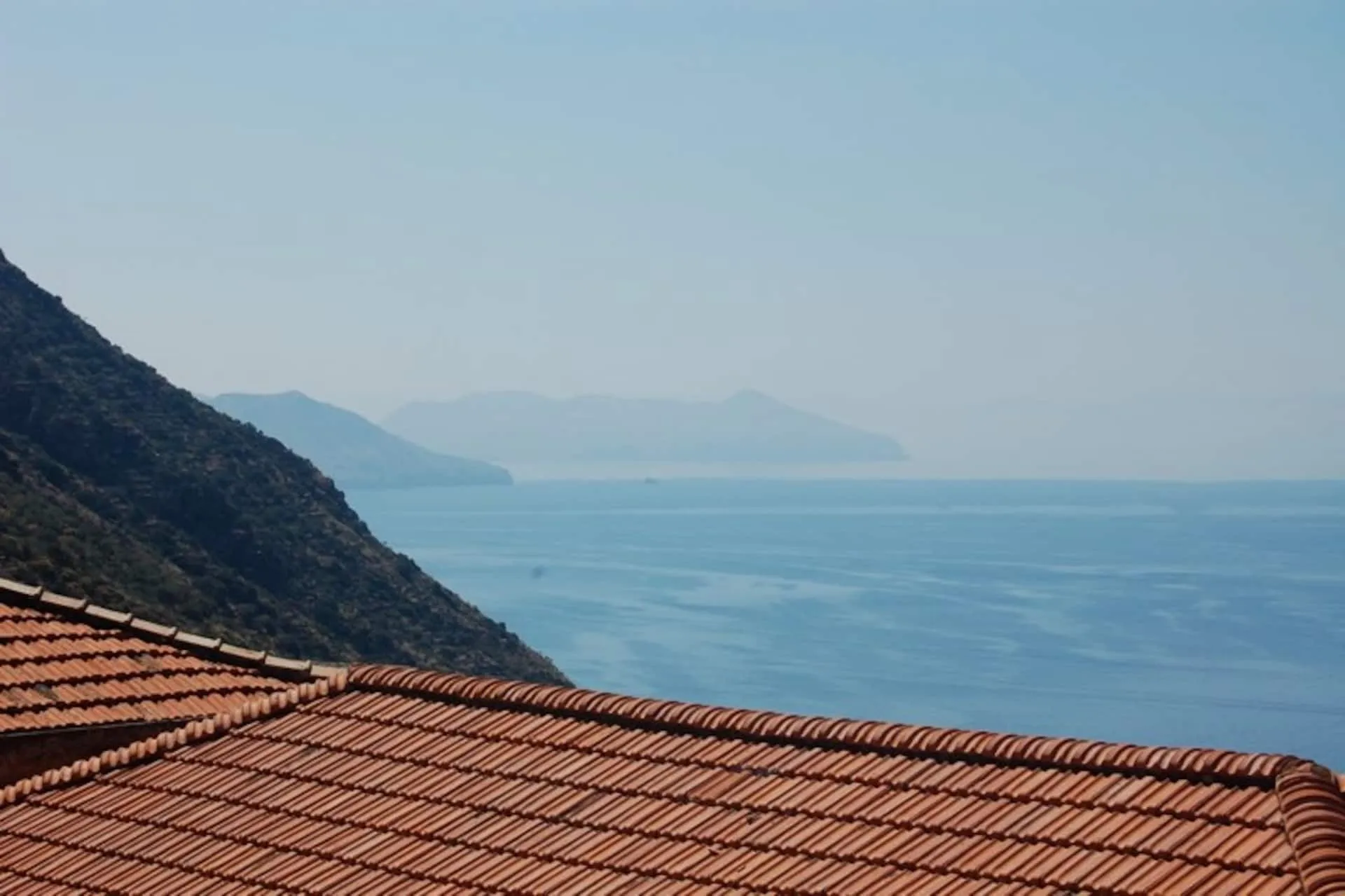 Vista dai tetti sulla costa e sulle altre isole, nella foschia